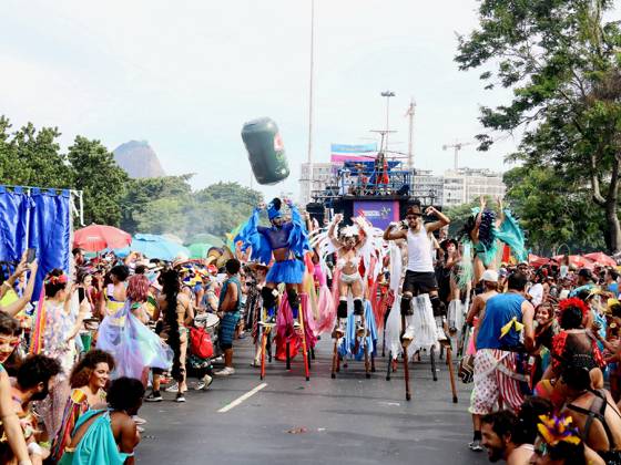 RIO DE JANEIRO, RJ - 13.02.2024: CORTEJO DA ORQUESTRA VOADORA 2024 - In its 15th CARNIVAL, the Fanfarra Orquestra Voadora, whose theme was: Debutante Carnival, attracted hundreds of revelers this Tuesday afternoon (13) at Aterro do Flamengo in the South Zone of Rio de Janeiro. With a very democratic and inclusive footprint, the Block had a wing of circus artists, performers, waders, and a wing for people with some type of disability. x2495410x  AlexandrexSilva