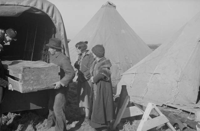 Unloading household goods of a family of white flood refugees in camp at Forrest City, Arkansas, 1937 (b w photo) 3666448 Unloading household goods of a family of white flood refugees in camp at Forrest City, Arkansas, 1937 (b w photo) by Evans, Walker (1903-75); Private Collection; (add.info.: Photograph taken for the U.S. Resettlement Administration: a New Deal U.S. federal agency that, between April 1935 and December 1936, relocated struggling urban and rural families to communities planned by the federal government. ). Copyright: xBridgemanxImagesx 3666448