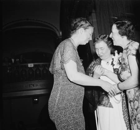 Eleanor Roosevelt with Helen Keller (1880 - 1968), American author, political activist, and lecturer. She was the first deaf-blind person to earn a bachelor of arts degree. she campaigned for women s suffrage, labour rights, socialism, antimilitarism, and other similar causes., Copyright: xUnitedxArchivesx xWorldxHistoryxArchivex WHA_119_0229 EDITORIAL USE ONLY !ACHTUNG AUFNAHMEDATUM GESCHÄTZT!