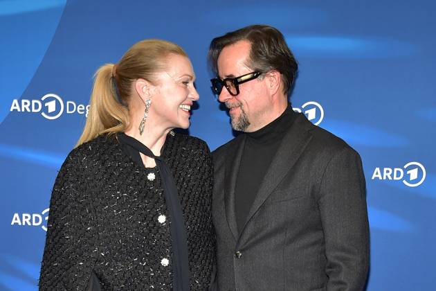 ARD BLUE HOUR EINE MILLION MINUTEN Anna Loos Liefers with husband Jan Josef Liefers Arrival at the ARD BLUE HOUR on the occasion of the 74th Berlinale at the Hotel Telegraphenamt in Berlin, on 16 02 2024 Photopress Mueller