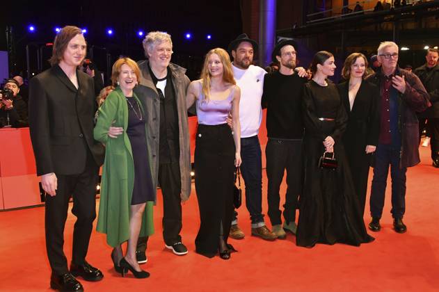 Lars Eidinger, Corinna Harfouch, Matthias Glasner, Lilith Stangenberg, Ronald Zehrfeld, Robert Gwisdek, Anna Bederke, Saskia Rosendahl and Hans Uwe Bauer at the premiere of the feature film Sterben Dying at the Berlinale 2024 74 Berlin International Film Festival in the Berlinale Palast Berlin, 18 02 2024 Foto:xD.xBedrosianx xFuturexImagex sterben_prem_4270