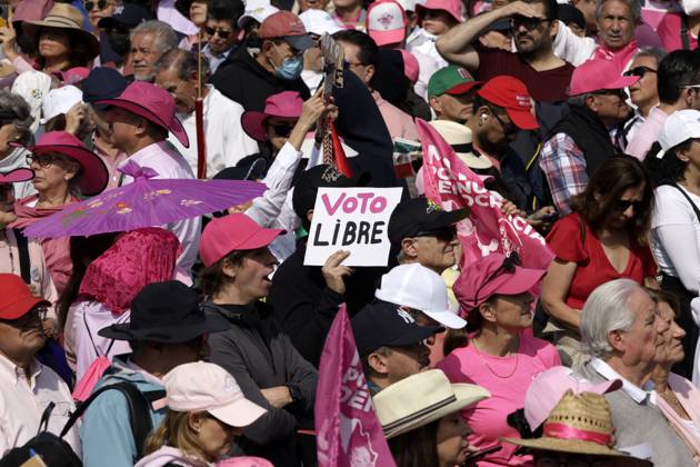 News Bilder des Tages February 18, 2024, Mexico City, Mexico: Persons join the rally to support Ã¢â‚¬oeMarch for Our DemocracyÃ¢â‚¬Â movement at the Mexico City Zocalo. on February 18, 2024 in Mexico City, Mexico Mexico City Mexico - ZUMAe321 20240218_zia_e321_020 Copyright: xLuisxBarronx