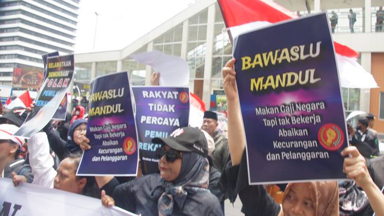 February 19, 2024, Jakarta, Jakarta, Indonesia: demonstration in front of the Jakarta General Election Supervisory Agency carried out by the public who are demanding allegations of fraud and incompetence in the work of the general election supervisory body in the 2024 general election. Jakarta Indonesia - ZUMAp146 20240219_zap_p146_014 Copyright: xDennyxPohanx
