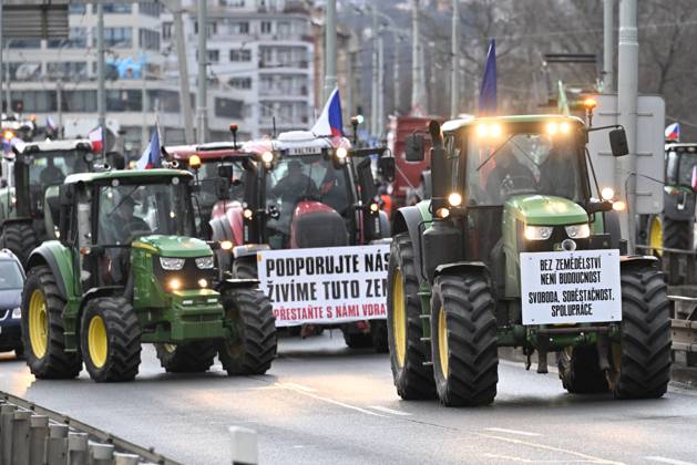 News Bilder des Tages Czech farmers block Prague arterial road by tractors in protest against situation in Czech agriculture, in Prague, Czech Republic, on February 19, 2024. Protesters demand that Czech government withdraw from the Green Deal for Europe. (CTKxPhoto KaterinaxSulova) CTKPhotoP2024021901384  CTKPhotoP2024021901384