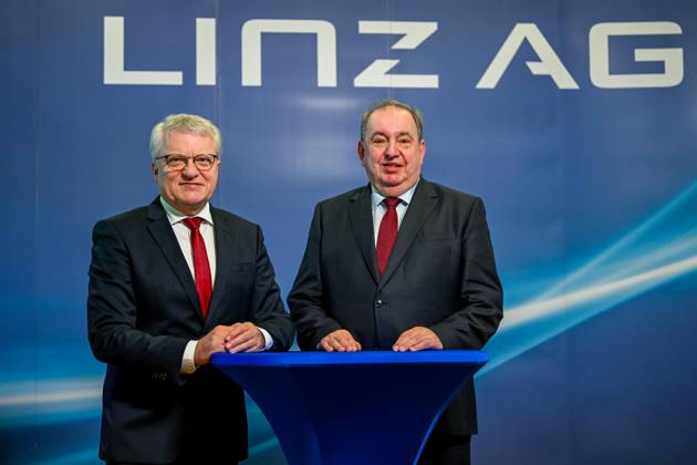 Press conference Linz AG, Investments Outlook 2024 19 02 2024, Linz AG, AUT, Press conference Linz AG, Investments Outlook 2024, in the picture Klaus Luger SP, Mayor of the City of Linz , Erich Haider CEO of LINZ AG Oberoesterreich Pressekonferenz Linz AG, Investitionen Ausblick 2024, 19.02.2024-24