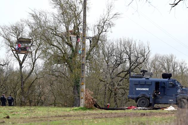 News Bilder des Tages A 69 EVACUATION DE LA ZADE CREMARNRES ET NETTOYAGE DU SITE PAR PERONNELS NGE ATOSCA REMY GABALDA MAXPPP - 19 02 2024 Dans un perimetre bouclé par la gendarmerie Nationale du département du Tarn et des unités de la gendarmerie mobile, des personnels de la société NGE ont nettoyé la ZAD de la CREARBRES à SAIX à côté de Castres ce matin, dans une ZAD vidé de ses occupants. Seuls des militants écureuils continuent a s opposer aux déroulements des travaux de l A69 et refusent la coupe d arbres centenaires pour la création d un projet routier. Southern France, feb 19th 2024 In a perimeter cordoned off by the National Gendarmerie of the Tarn department and mobile gendarmerie units, personnel from the NGE company cleaned the CREARBRES ZAD  Copyright: xMAXPPPxREMYxGABALDAx ROS202402194708 ROS202402194708