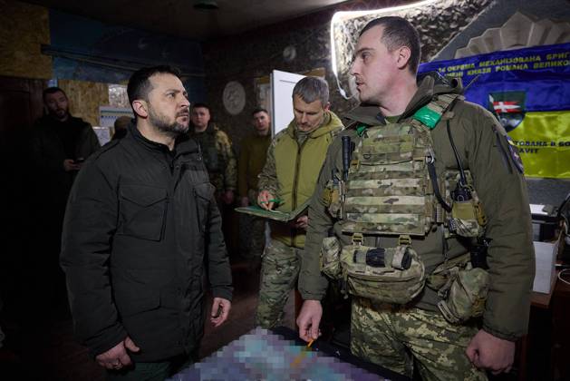 News Themen der Woche KW08 News Bilder des Tages Ukraine-Konflikt, Präsident Wolodymyr Selenskyj besucht Soldaten in Region Kharkiv Le prÃ sident de l Ukraine Volodymyr Zelensky visite le poste de commandement du bataillon de la 14eme brigade mÃ canisÃ e lors d une visite dans la rÃ gion de Kharkiv Le prÃ sident de l Ukraine Volodymyr Zelensky visite le poste de commandement du bataillon de la 14eme brigade mÃ canisÃ e distincte nommÃ e d apres le prince Roman le Grand, qui effectue des missions de combat pour dÃ fendre Kupyansk lors d une visite dans la rÃ gion de Kharkiv, Ukraine, le 19 fÃ vrier 2024. Ukraine Presidency via Bestimage During a visit to Kharkiv region, President of Ukraine Volodymyr Zelenskyy visited the battalion command post of the 14th separate mechanized brigade named after Prince Roman the Great, which is performing combat missions to defend  Copyright: xUkrainexPresidencyxviaxBestimagexUkrainexPresidencyxviaxBestimagex