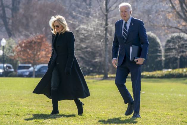 News Bilder des Tages US President Joe Biden and First Lady Jill Biden walk to the residence after stepping off Marine One on the South Lawn of the White House in Washington, DC, Monday, February 19, 2024. Biden campaign officials are looking forward to the upcoming State of the Union address to reset public perception on President Biden s age and vitality.  WASP20240219105 YurixGripas