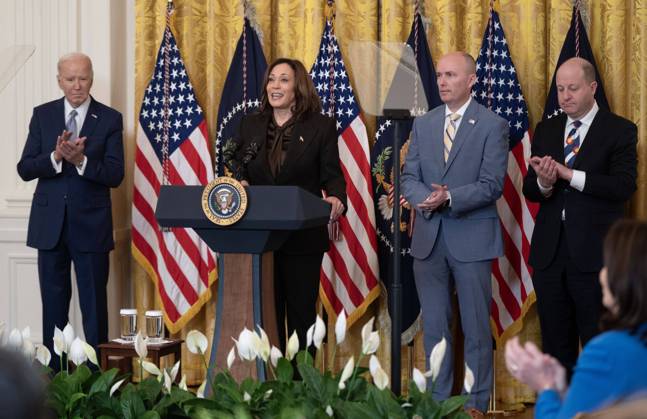 News Bilder des Tages February 23, 2024, Washington, District Of Columbia, USA: United States Vice President Kamala Harris delivers remarks as US President Joe Biden, Governor Jared Polis (Democrat of Colorado), Vice Chairman of the National Governors Association, and Governor Spencer Cox (Republican of Utah), Chairman of the National Governors Association, look on during the National Governors Association Winter Meeting in the East Room of the White House on Friday, February 23, 2024. The Biden administration announced on February 21 that some 150,000 borrowers will receive a cumulative $1.2 billion in student-debt forgiveness under the income-driven repayment program known as SAVE Washington USA - ZUMAs152 20240223_faa_s152_085 Copyright: xLeighxVogelx-xPoolxviaxCNPx