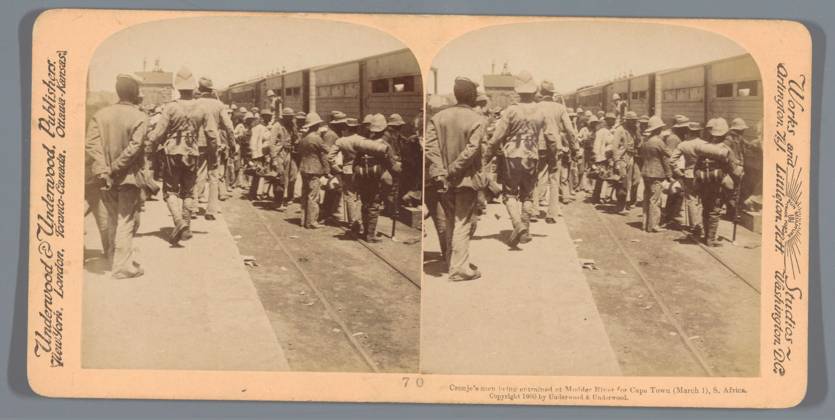 RECORD DATE NOT STATED Farmers prisoners are put on the train to Cape Town, South Africa, Anonymous, 1900 stereograph Modderrivierpublisher: New York (city) (possibly) cardboard. paper albumen print transport, train (military). prisoner of war (after the battle) Modder River Copyright: xpiemagsx rknbpie11012024-30809 !ACHTUNG AUFNAHMEDATUM GESCHÄTZT!