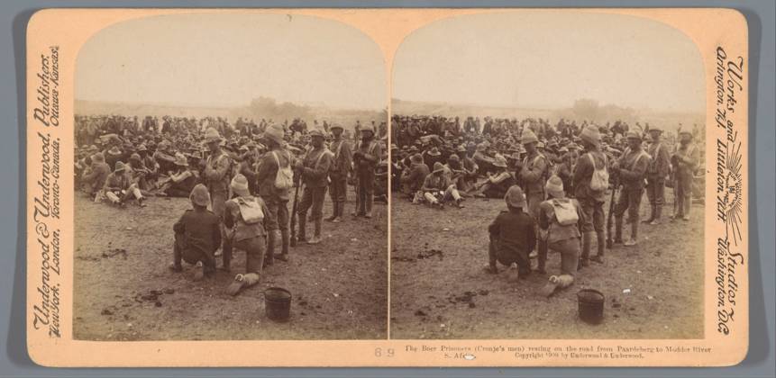 RECORD DATE NOT STATED Farmers prisoners rest on the road between Paardeberg and the Mud River, South Africa, Anonymous, 1900 stereograph Modderrivierpublisher: New York (city) (possibly) cardboard. paper albumen print prisoner of war (after the battle) Modder River Copyright: xpiemagsx rknbpie11012024-30810 !ACHTUNG AUFNAHMEDATUM GESCHÄTZT!