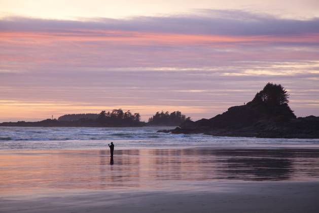 Cox Bay and Sunset Point at sunset near Tofino, British Columbia, Canada on Vancouver Island in Clayoquot Sound UNESCO Biosphere Reserve.  Copyright: x xAllxCanadaxPhotosx 1990-58976