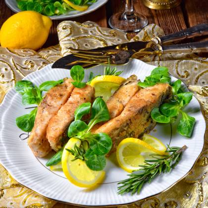 IMAGO Creative, Food, Karpfen-Saison Fried carp fillet on wintry salad Fried carp fillet on wintry salad Copyright: xZoonar.com DariusxDzinnikx 11767838