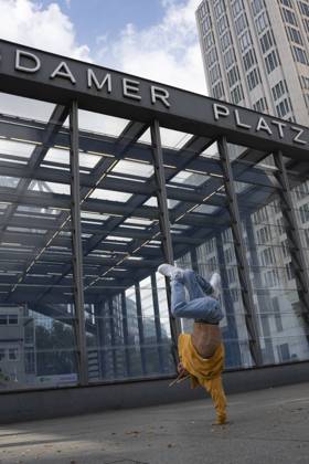 Dancer breakdancing in front of building at town square model released, Symbolfoto, NGF00812