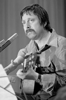 The singer-songwriter WOLF BIERMANN during his performance in Dortmunds Westfalenhalle on 25 April 1978 He was expatriated from the GDR in 1976 after a concert in Cologne because of his songs and poems critical of the regime