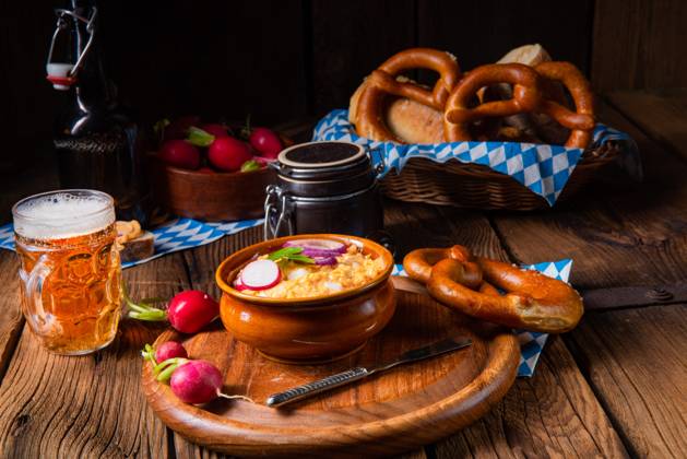 IMAGO Creative, Food, Brotzeit rustic Bavarian obazda with radishes and onions rustic Bavarian obazda with radishes and onions Copyright: xZoonar.com DariusxDzinnikx 14255312