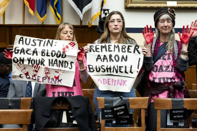 News Bilder des Tages February 29, 2024, Washington, District Of Columbia, USA: Activists holding signs saying Austin: Gaza blood on your hands and Remember Aaron Bushnell! at a hearing of the House Committee on Armed Services at the U.S. Capitol. Washington USA - ZUMAb161 20240229_aap_b161_004 Copyright: xMichaelxBrochsteinx