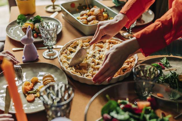 Hands of woman cutting savory pie on dining table at Easter dinner model released, Symbolfoto, VSNF01648
