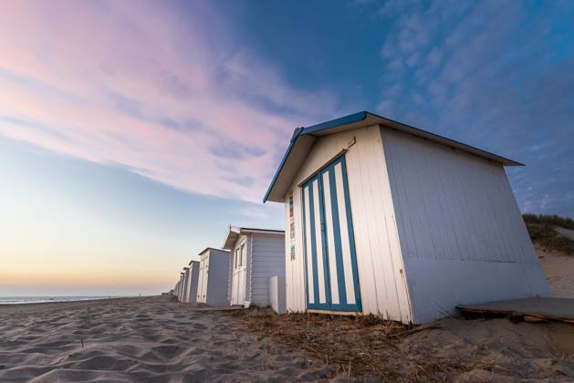 Abendstimmung with View at Whites Beach huts with blue Strip on Sea at Pink Cloudy sky, Texel, North Sea, Netherlands, Europe Copyright: imageBROKER MarkusxQuabach iblmqu05065740.jpg RECORD DATE NOT STATED