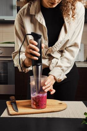 unknown Woman makes DETOX Shake Or Smoothie to House with Mixer Copyright: imageBROKER AlekseixIsachenko ibxaii10270804.jpg ,model released, Symbolfoto ,property released