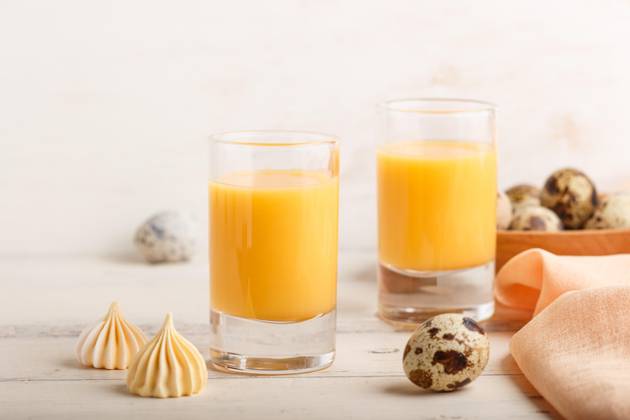 Sweetie Egg liqueur at Glass with Quail eggs and Meringues at white wood background Side view, Close-up, High Key Copyright: imageBROKER/ULADZIMIRxZGURSKI ibxuzg10174884.jpg