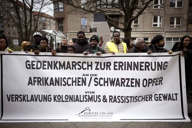 Gedenkmarsch Kolonialgeschichte DEU, Deutschland, Germany, Berlin, 25.02.2024 Demonstranten mit Transparent beim 17. Gedenkmarsch zur Erinnerung an die afrikanischen und schwarzen Opfer von Versklavung Kolonialismus und rassistischer Gewalt Maafa vom Komitee fuer die Errichtung fuer ein afrikanisches Denkmal Kadib in Berlin in Berlin Deutschland . Forderung nach Anerkennung der Verbrechen gegen Schwarze Menschen und Menschen afrikanischer Herkunft unter Einfluss der Black Lives Matter Bewegung. Mehr als 30 Millionen Afrikanerinnen und Afrikaner wurden Opfer von Versklavung und kolonialen Verbrechen. Die von Deutschland an den Herero und Nama begangenen Voelkermorde in Namibia und die Kriegsverbrechen in Tansania im Maji- Maji-Krieg warten i