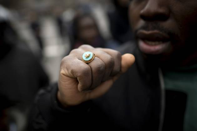 Gedenkmarsch Kolonialgeschichte DEU, Deutschland, Germany, Berlin, 25.02.2024 Demonstrant mit Faust und Ring als Symbol der African Black Community beim 17. Gedenkmarsch zur Erinnerung an die afrikanischen und schwarzen Opfer von Versklavung Kolonialismus und rassistischer Gewalt Maafa vom Komitee fuer die Errichtung fuer ein afrikanisches Denkmal Kadib in Berlin in Berlin Deutschland . Forderung nach Anerkennung der Verbrechen gegen Schwarze Menschen und Menschen afrikanischer Herkunft unter Einfluss der Black Lives Matter Bewegung. Mehr als 30 Millionen Afrikanerinnen und Afrikaner wurden Opfer von Versklavung und kolonialen Verbrechen. Die von Deutschland an den Herero und Nama begangenen Voelkermorde in Namibia und die Kriegsverbrechen