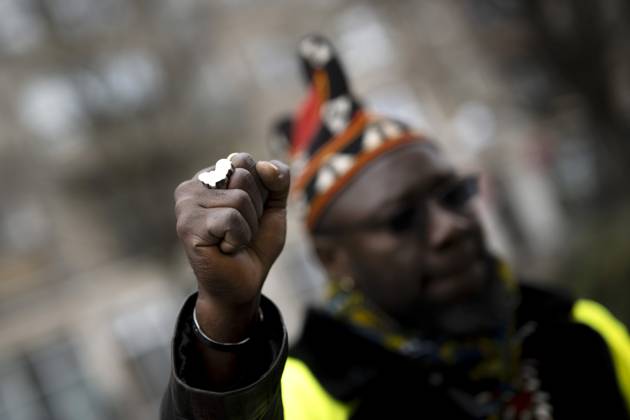 Gedenkmarsch Kolonialgeschichte DEU, Deutschland, Germany, Berlin, 25.02.2024 Demonstrant mit Faust und Ring in Form von Afrika als Symbol der African Black Community beim 17. Gedenkmarsch zur Erinnerung an die afrikanischen und schwarzen Opfer von Versklavung Kolonialismus und rassistischer Gewalt Maafa vom Komitee fuer die Errichtung fuer ein afrikanisches Denkmal Kadib in Berlin in Berlin Deutschland . Forderung nach Anerkennung der Verbrechen gegen Schwarze Menschen und Menschen afrikanischer Herkunft unter Einfluss der Black Lives Matter Bewegung. Mehr als 30 Millionen Afrikanerinnen und Afrikaner wurden Opfer von Versklavung und kolonialen Verbrechen. Die von Deutschland an den Herero und Nama begangenen Voelkermorde in Namibia und di