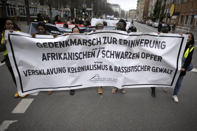 Gedenkmarsch Kolonialgeschichte DEU, Deutschland, Germany, Berlin, 25.02.2024 Demonstranten mit Transparent beim 17. Gedenkmarsch zur Erinnerung an die afrikanischen und schwarzen Opfer von Versklavung Kolonialismus und rassistischer Gewalt Maafa vom Komitee fuer die Errichtung fuer ein afrikanisches Denkmal Kadib in Berlin in Berlin Deutschland . Forderung nach Anerkennung der Verbrechen gegen Schwarze Menschen und Menschen afrikanischer Herkunft unter Einfluss der Black Lives Matter Bewegung. Mehr als 30 Millionen Afrikanerinnen und Afrikaner wurden Opfer von Versklavung und kolonialen Verbrechen. Die von Deutschland an den Herero und Nama begangenen Voelkermorde in Namibia und die Kriegsverbrechen in Tansania im Maji- Maji-Krieg warten i