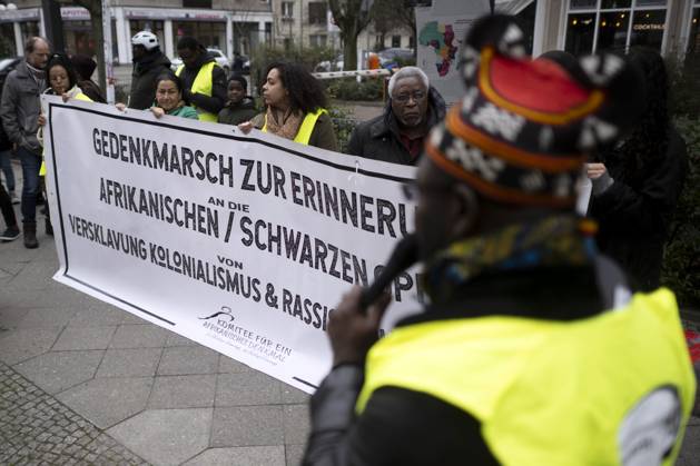 Gedenkmarsch Kolonialgeschichte DEU, Deutschland, Germany, Berlin, 25.02.2024 Demonstranten mit Transparent beim 17. Gedenkmarsch zur Erinnerung an die afrikanischen und schwarzen Opfer von Versklavung Kolonialismus und rassistischer Gewalt Maafa vom Komitee fuer die Errichtung fuer ein afrikanisches Denkmal Kadib in Berlin in Berlin Deutschland . Forderung nach Anerkennung der Verbrechen gegen Schwarze Menschen und Menschen afrikanischer Herkunft unter Einfluss der Black Lives Matter Bewegung. Mehr als 30 Millionen Afrikanerinnen und Afrikaner wurden Opfer von Versklavung und kolonialen Verbrechen. Die von Deutschland an den Herero und Nama begangenen Voelkermorde in Namibia und die Kriegsverbrechen in Tansania im Maji- Maji-Krieg warten i