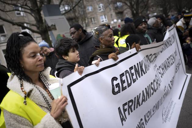 Gedenkmarsch Kolonialgeschichte DEU, Deutschland, Germany, Berlin, 25.02.2024 Demonstranten mit Transparent beim 17. Gedenkmarsch zur Erinnerung an die afrikanischen und schwarzen Opfer von Versklavung Kolonialismus und rassistischer Gewalt Maafa vom Komitee fuer die Errichtung fuer ein afrikanisches Denkmal Kadib in Berlin in Berlin Deutschland . Forderung nach Anerkennung der Verbrechen gegen Schwarze Menschen und Menschen afrikanischer Herkunft unter Einfluss der Black Lives Matter Bewegung. Mehr als 30 Millionen Afrikanerinnen und Afrikaner wurden Opfer von Versklavung und kolonialen Verbrechen. Die von Deutschland an den Herero und Nama begangenen Voelkermorde in Namibia und die Kriegsverbrechen in Tansania im Maji- Maji-Krieg warten i