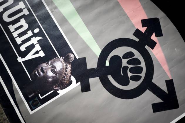 Gedenkmarsch Kolonialgeschichte DEU, Deutschland, Germany, Berlin, 25.02.2024 Symbol Unity beim 17. Gedenkmarsch zur Erinnerung an die afrikanischen und schwarzen Opfer von Versklavung Kolonialismus und rassistischer Gewalt Maafa vom Komitee fuer die Errichtung fuer ein afrikanisches Denkmal Kadib in Berlin in Berlin Deutschland . Forderung nach Anerkennung der Verbrechen gegen Schwarze Menschen und Menschen afrikanischer Herkunft unter Einfluss der Black Lives Matter Bewegung. Mehr als 30 Millionen Afrikanerinnen und Afrikaner wurden Opfer von Versklavung und kolonialen Verbrechen. Die von Deutschland an den Herero und Nama begangenen Voelkermorde in Namibia und die Kriegsverbrechen in Tansania im Maji- Maji-Krieg warten immer noch auf Ane