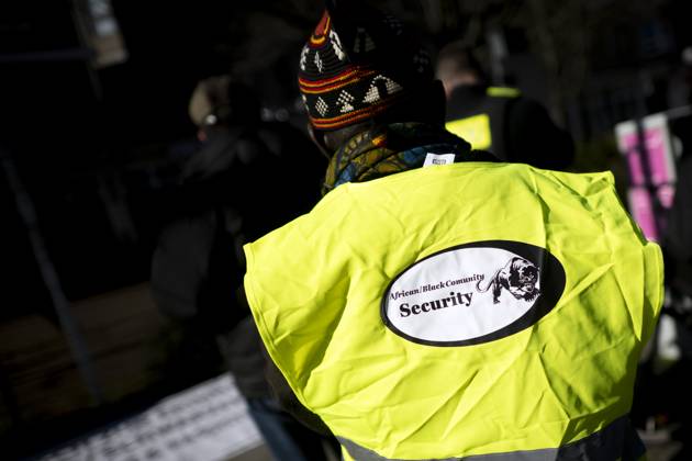 Gedenkmarsch Kolonialgeschichte DEU, Deutschland, Germany, Berlin, 25.02.2024 Symbol African Black Community Security Sicherheit Schwarzer Panter beim 17. Gedenkmarsch zur Erinnerung an die afrikanischen und schwarzen Opfer von Versklavung Kolonialismus und rassistischer Gewalt Maafa vom Komitee fuer die Errichtung fuer ein afrikanisches Denkmal Kadib in Berlin in Berlin Deutschland . Forderung nach Anerkennung der Verbrechen gegen Schwarze Menschen und Menschen afrikanischer Herkunft unter Einfluss der Black Lives Matter Bewegung. Mehr als 30 Millionen Afrikanerinnen und Afrikaner wurden Opfer von Versklavung und kolonialen Verbrechen. Die von Deutschland an den Herero und Nama begangenen Voelkermorde in Namibia und die Kriegsverbrechen in