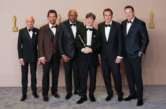 Entertainment Bilder des Tages Cillian Murphy (C) of Oppenheimer, celebrates backstage with his Oscar for Best Actor and a cast of fellow Academy Award winners including Ben Kingsley, Matthew McConaughey, Forest Whitaker, Nicolas Cage, and Brendan Fraser during at the 96th annual Academy Awards in Los Angeles, California, on Sunday, March 10, 2024. Since 1929, the Oscars have recognized excellence in cinematic achievements.  LAP20240310871 PATxBENIC
