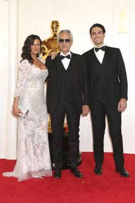 Andrea Bocelli with wife Veronica Berti and son Matteo Bocelli at the Oscars 2024 96th Annual Academy Awards at the Dolby Theatre Los Angeles, 10 03 2024 Foto:xJ.xBlocx xFuturexImagex oscars_9754