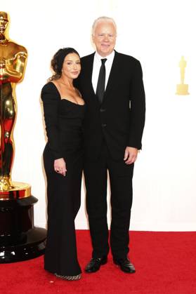 Tim Robbins with partner Gratiela Brancusi at the 2024 96th Annual Academy Awards at the Dolby Theatre Los Angeles, 10 03 2024 Foto:xJ.xBlocx xFuturexImagex oscars_9813