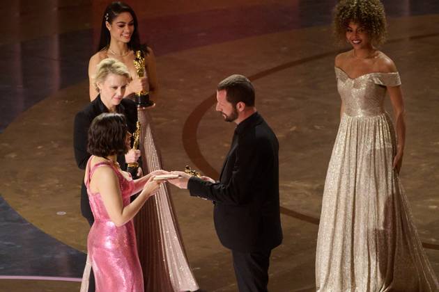 96th Oscars, Academy Awards Kate McKinnon and America Ferrera present the OscarÂ® for Documentary Feature Film to Raney Aronson-Rath during the live ABC telecast of the 96th OscarsÂ® at the DolbyÂ® Theatre at Ovation Hollywood on Sunday, March 10, 2024., Credit:Avalon.red Avalon United States of America, CA, Hollywood  Copyright: xAvalon.redx xAvalonx 0855743171