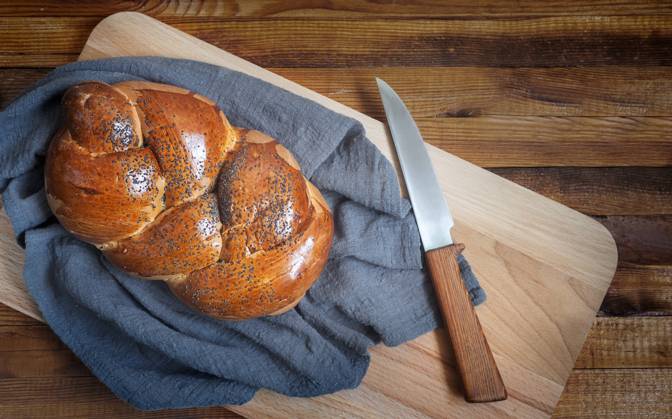 IMAGO Creative: Food, Mohn A loaf of white bread and a knife on the kitchen Board A loaf of white bread with a crisp crust, sprinkled with poppy seeds and a knife on the kitchen Board. Top view, copy space. Copyright: xZoonar.com GalinaxxTolochkox 16518538