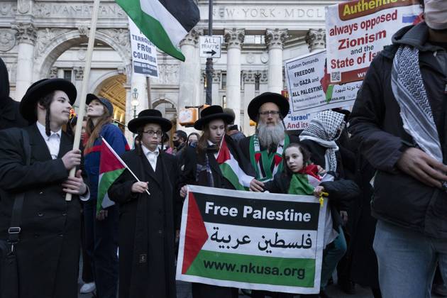 Bilder des Jahres 2024, News 03 März News Themen der Woche KW12 News Bilder des Tages March 19, 2024, New York, New York, USA: Members of Neturei Karta march with demonstrators. An emergency action for Gaza in response to the bombing of Al-Shifa Hospital brought hundreds of protesters to the City Hall area where Eric Adams was hosting a Ramadan Iftar. Protesters marched through the Civic Center area of Manhattan moving back and forth from the streets to the sidewalks with NYPD threatening arrest for blocking the roadways. Hundreds of police officers surrounded the Surrogateâ€⠢s Court Hall of Records where Mayor Adams event was taking place as well as following the protesters. A sign reads Free Palestine. New York USA - ZUMAr174 20240319_znp_r174_027 Copyright: xGinaxMxRandazzox