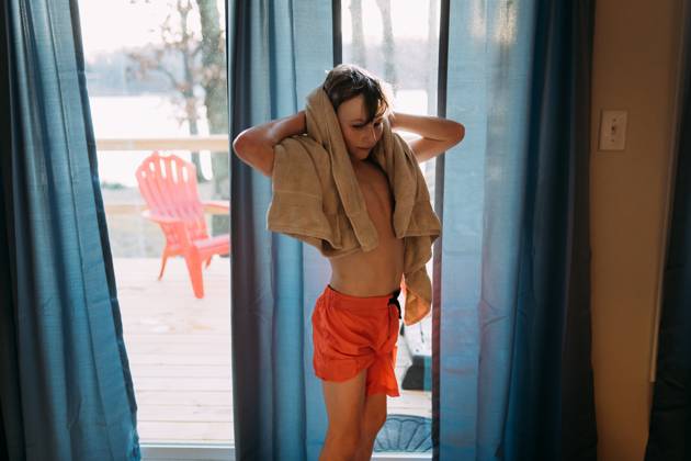 IMAGO Creative, Jahreszeit Sommer, Sommerferien Child towel drying inside after swimming Metropolis, Illinois, United States CR_WEKW240319-1371552-01 ,model released, Symbolfoto