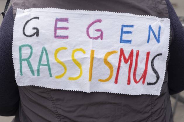 Under the motto 15 to 12 for human dignity, thousands of Cologne residents demonstrated today on the Rhine in favour of human dignity and against racism, right-wing extremism and the AFD. A star march from various Cologne neighbourhoods met at the Bastei. At 15 minutes to 12, work had stopped in many Co GMS11373