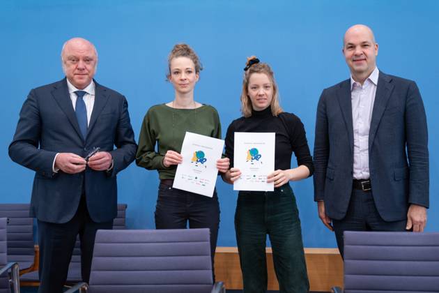 Federal Press Conference on the topic of climate money We show that it is possible Dr Ulrich Schneider, Chief Executive Officer, Der Paritaetische Gesamtverband together with Helena Steinhaus, Founder Sanktionsfrei e V , Carla Reemtsma, Frida