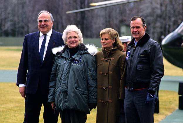 Bush Welcomes Kohl United States President George H.W. Bush, right, and first lady Barbara Bush, left center, welcome Chancellor Helmut Kohl of West Germany, left, and his wife, Hannelore, right center, to Camp David, the presidential retreat near Thurmont, Maryland on February 24, 1990. Credit: Ron Sachs CNP Thurmont Maryland United States of America EDITORIAL USE ONLY Copyright: xx RonxSachsx cnpphotos130149