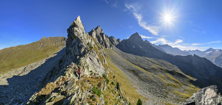 Austria, Tyrol, Sun shining over female hiker following Aschaffenburger Hohenweg trail in Zillertal Alps model released, Symbolfoto, ANSF00735