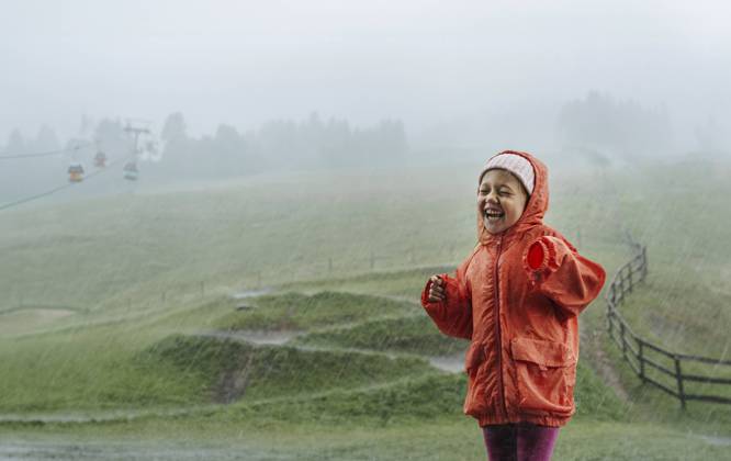 Creative Highlights Symbolbilder Happy girl standing in rain model released, Symbolfoto, NSTF00021