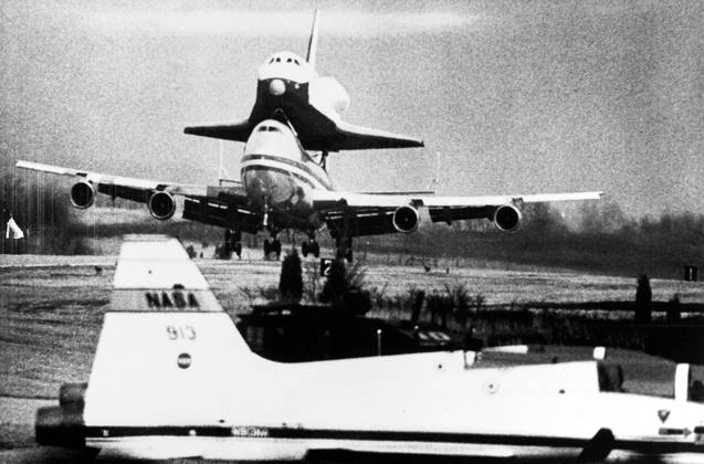 SHUTTLE ENTERPRISE, 1977. The Space Shuttle Enterprise, riding atop its 747 jumbo carrier, landing at Redstone Army Airfield during flight tests, 1977.  Copyright: xGRANGERx xGRANGERx 0100939