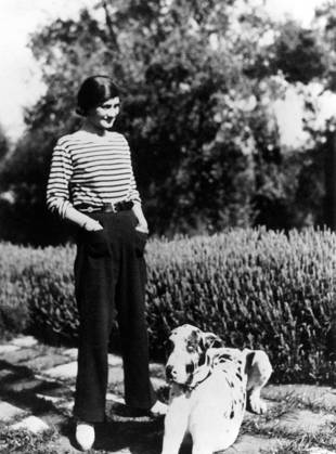 GABRIELLE COCO CHANEL (1883-1971). French fashion designer. Photographed at her home, Villa La Pausa in Roquebrune, in the French Riviera, with her dog, Gigot, c1930.  Copyright: xGRANGERx xGRANGERx 0107288