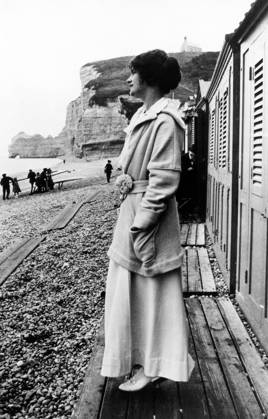 GABRIELLE COCO CHANEL (1883-1971). French fashion designer. Photographed on the beach in Etretat, Normandy, early 20th century. In the background is the cliff, Falaise d Amont.  Copyright: xGRANGERx xGRANGERx 0107300