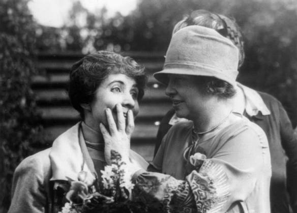 HELEN ADAMS KELLER (1880-1968). American writer and lecturer. Helen Keller reading First Lady Grace Coolidge s lips with her hand, 11 January 1926.  Copyright: xGRANGERx xGRANGERx 0110518