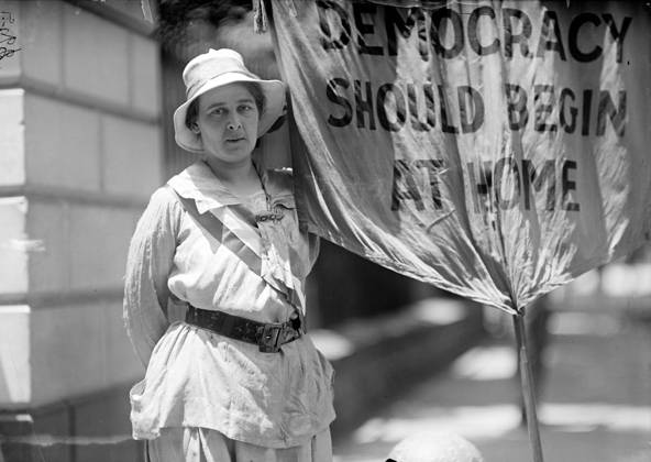 WHITE HOUSE: SUFFRAGETTE. A suffragette picketing in front of the White House, Washington, D.C., 1917. Copyright: xGRANGERx xGRANGERx 0114908